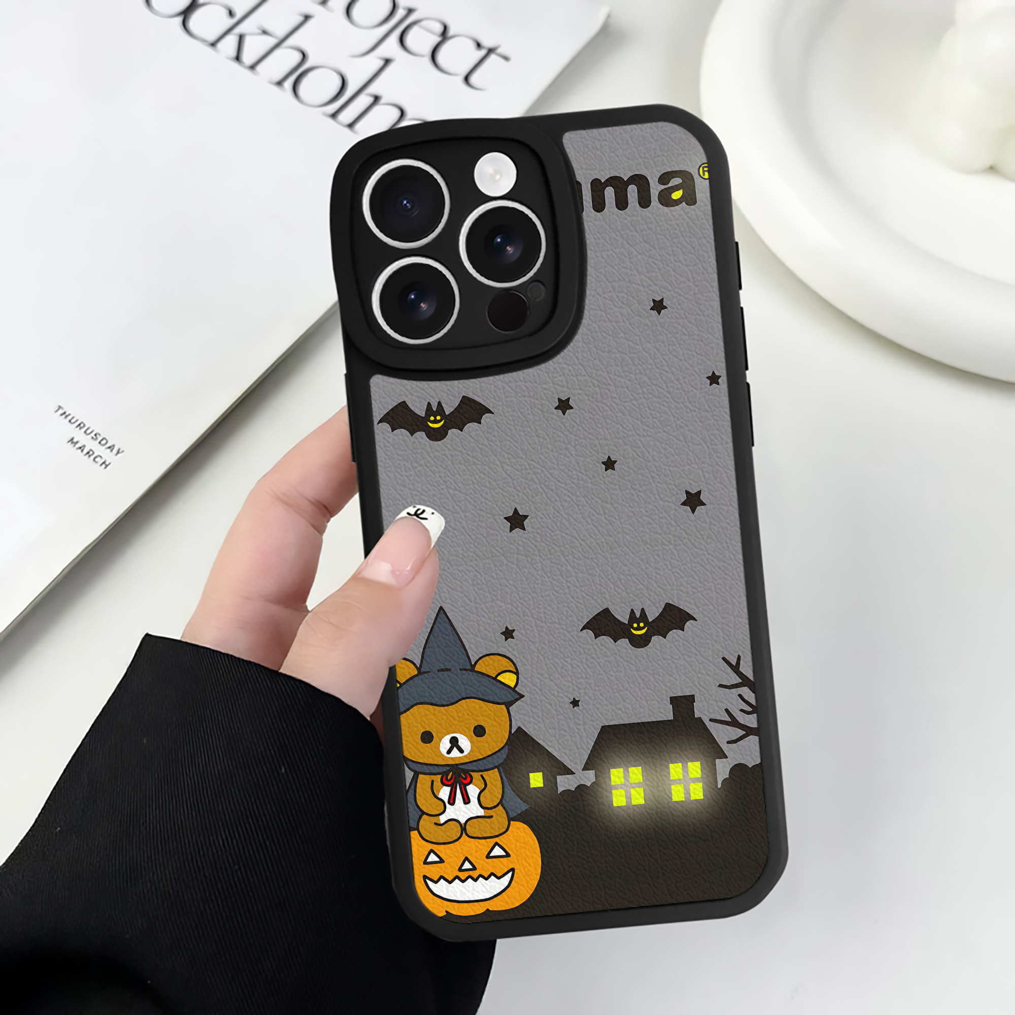 （画像用） リラックマ リラックマ キイロイトリ Rilakkuma Korilakkuma Kiiroitori 【iPhone 16シリーズ対応】シリコンスマホケース（レザー調） 材質：シリコン
